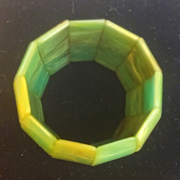 Vintage Green Bakelite Stretch Bracelet - Picture 3 of 5